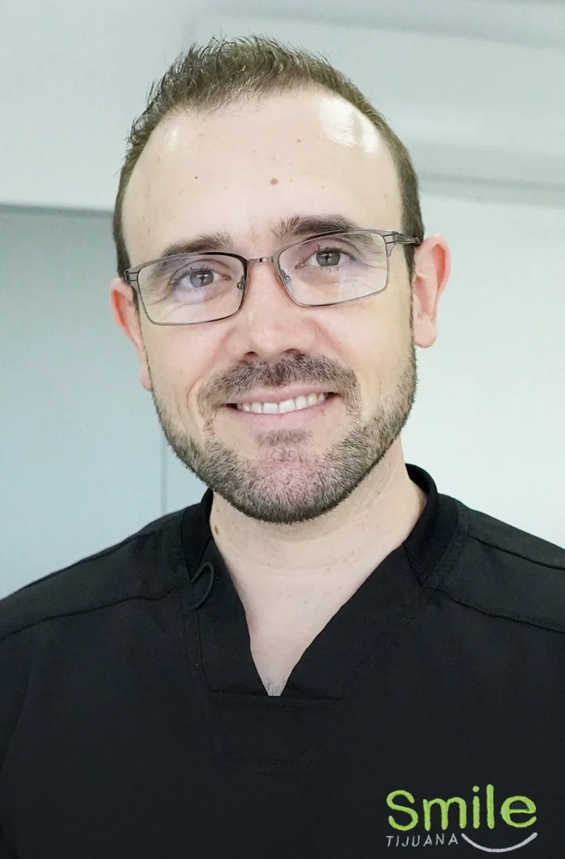 Roberto Rivera, Implant & Periodontic Specialist at Smile Tijuana.